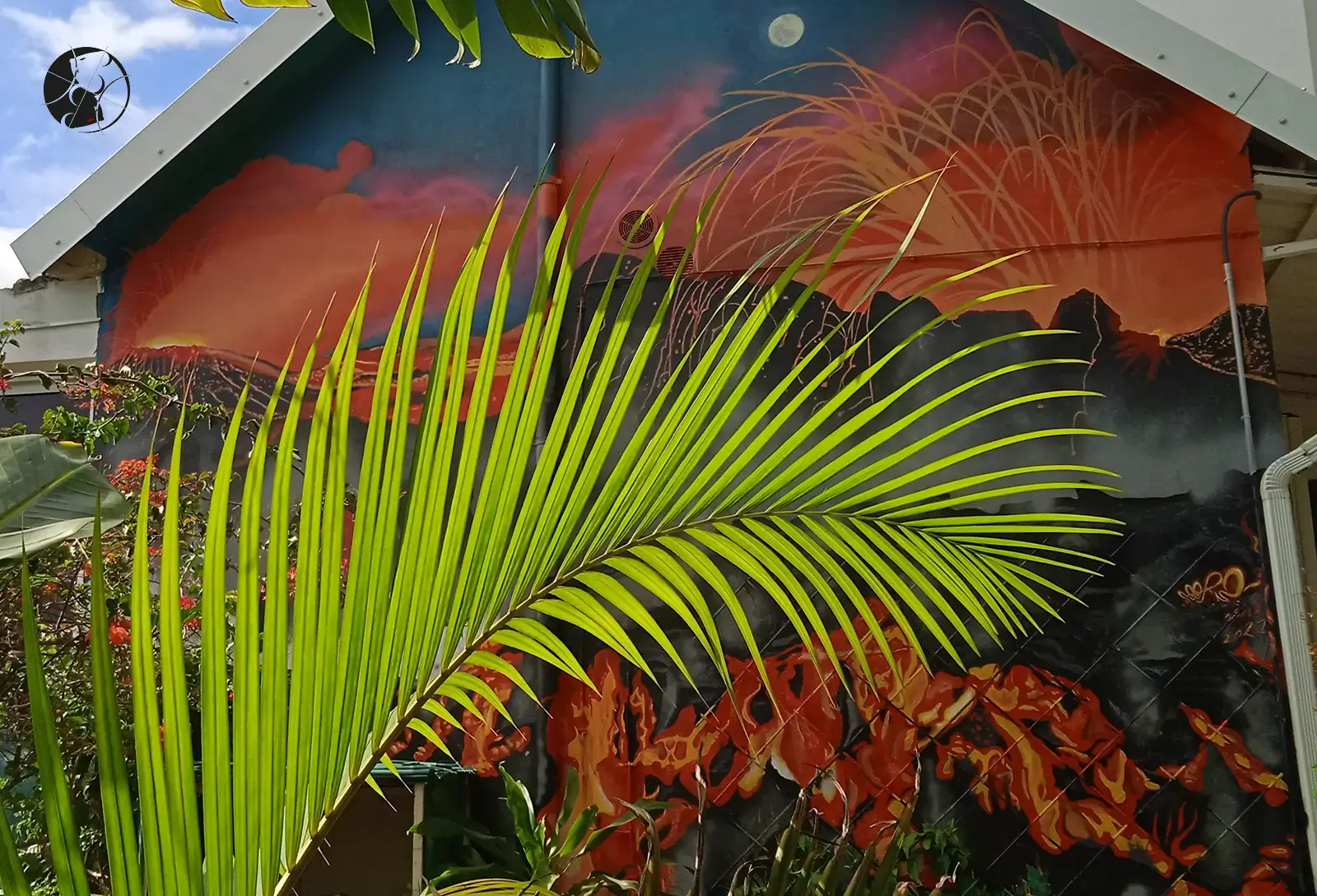 fresque_volcan_feuille_palmier.webp